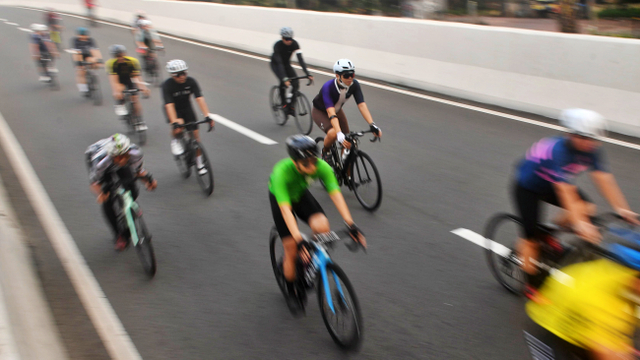 Sejumlah pesepeda melintas di  lintasan road bike di jalan layang non tol (JLNT) Kampung Melayu-Tanah Abang, Jakarta. Foto: Akbar Nugroho Gumay/ANTARA FOTO