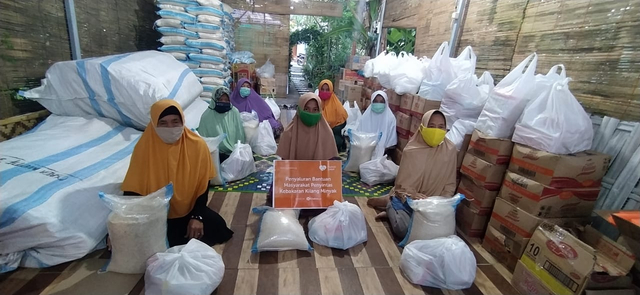 Rumah zakat bekerjasama dengan kitabisa.com membagikan 200 paket bantuan untuk warga korban kebakaran tangki Pertamina RU VI Balongan. (Tomi Indra)