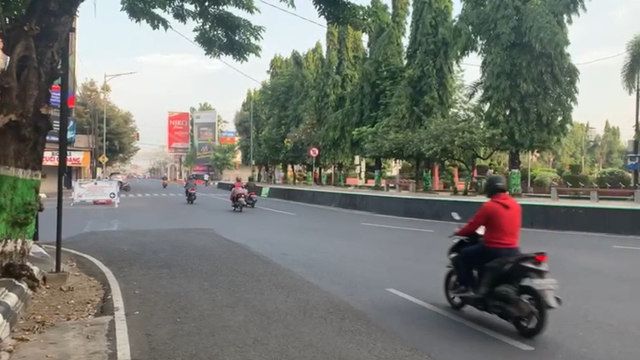 Suasana di Kudus, Jawa Tengah, pada Senin (7/6) pagi, usai pemberlakuan di rumah saja. Foto: Indra Subagja/kumparan