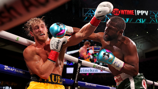 Floyd Mayweather saat melawan Logan Paul selama pertandingan tinju eksibisi di Hard Rock Stadium di Miami Gardens, Florida, Minggu (6/6). Foto: Cliff Hawkins/Getty Images