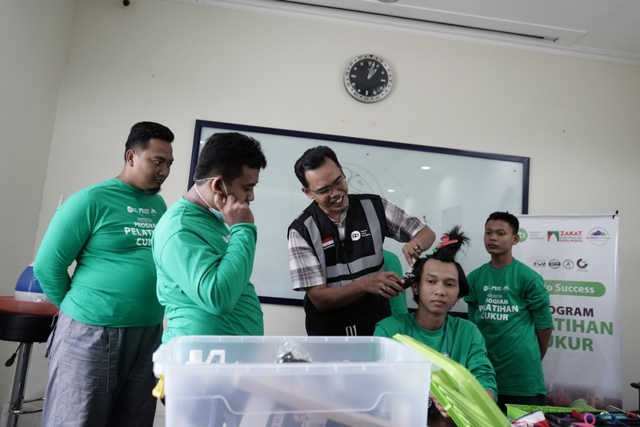 Peserta Pelatihan Cukur IZI dan DKM Masjid Darussalam Pelajari Teori dan Teknik