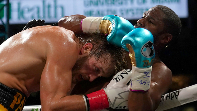 Floyd Mayweather melawan Logan Paul selama pertandingan tinju eksibisi di Hard Rock Stadium di Miami Gardens, Florida, Minggu (6/6). Foto: Jasen Vinlove-USA TODAY Sports via Reuters