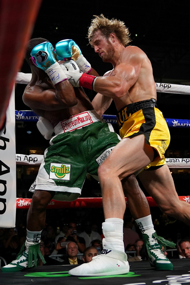 Floyd Mayweather melawan Logan Paul selama pertandingan tinju eksibisi di Hard Rock Stadium di Miami Gardens, Florida, Minggu (6/6). Foto: Jasen Vinlove-USA TODAY Sports via Reuters