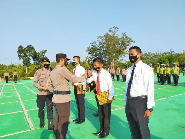 Kapolres Bangka Barat AKBP Fedriansah SIK, saat memberikan penghargaan.