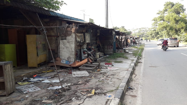 Kios di sepanjang jalan simpang Barelang mulai dibongkar. Foto: Zalfirega/kepripedia.com.