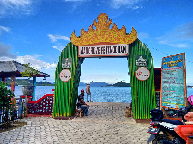 Gerbang wisata mangrove Petengoran Desa Gebang, Kecamatan Teluk Pandan, Kabupaten Pesawaran, Senin (7/6) | Foto : Sidik Aryono Lampung Geh