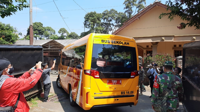 Puluhan santri dan pengurus Ponpes Bina Madani Bogor yang terpapar COVID-19 dievakuasi ke BPKP Ciawi. Foto: Dok. Istimewa