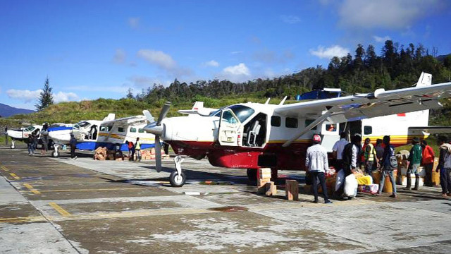 Aktivitas di Bandara Aminggaru Ilaga, Kabupaten Puncak. (Dok Polda Papua)