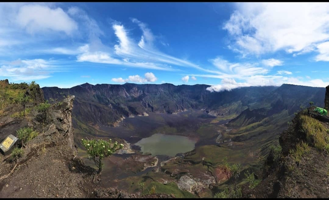 Kaldera Tambora dari tubir puncak jalur pendakian Piong. Foto: Balai TN Tambora 
