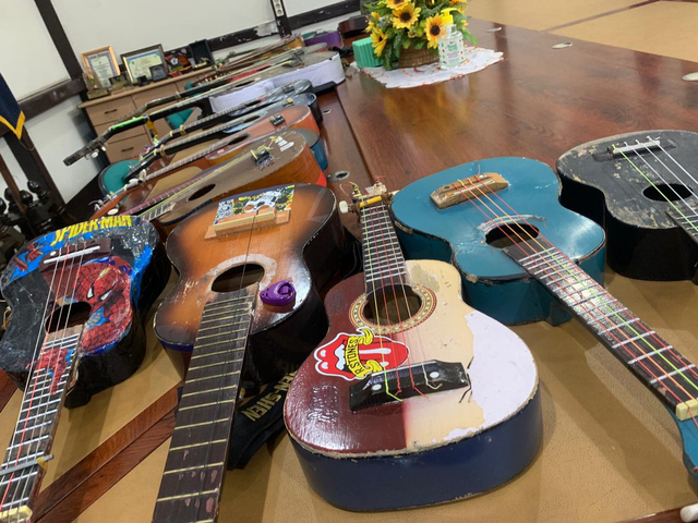 Gitar ukulele yang diamankan di Kantor Satpol PP Pontianak. Foto: Teri/Hi!Pontianak