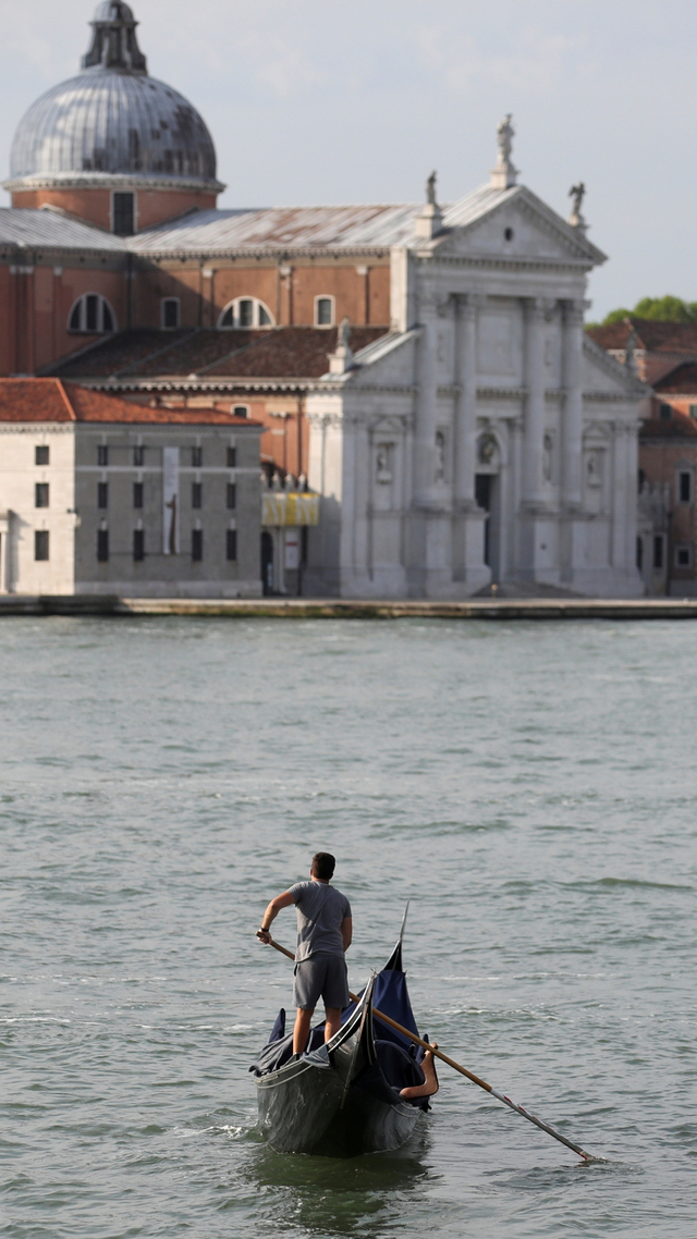 Seorang pendayung gondola di Grand Canal, di Venesia, Italia, Senin (7/6). Foto: Yara Nardi/REUTERS
