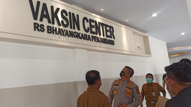 KAPOLDA Riau, Irjen Pol Agung Setya Imam Effendi, saat meninjau Vaksin Center RS Bhayangkara Pekanbaru, Senin (7/6/2021). RS Bhayangkara ini merupakan bekas Mapold Riau di Jalan Sudirman. 