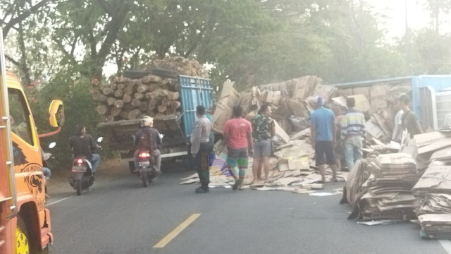 Kendaraan yang yang terguling di jalan raya Bojonegoro - Babat, turut Dusun Medalem, Desa Prayungan, Kecamatan Sumberrejo, Kabupaten Bojonegoro. Senin (07/06/2021) (foto: istimewa)