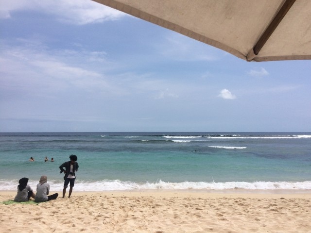 Spotted: Tiga kawanku ngaso di Pantai Melasti, Kuta Selatan, Februari 2019. Foto: Dok. Judith Aura Tiara