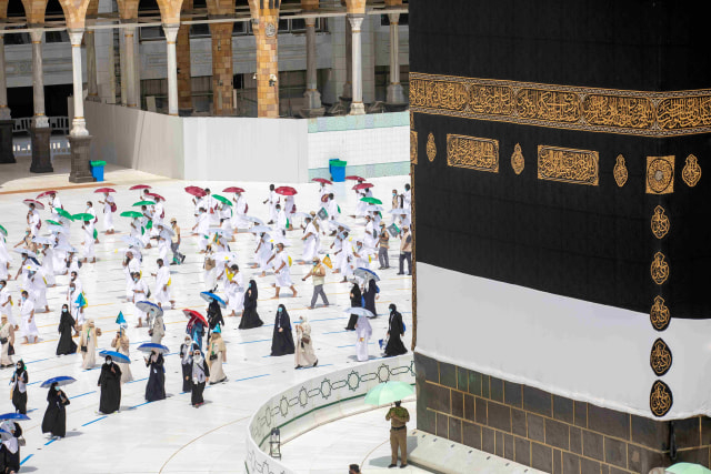 Potret jemaah haji saat tawaf mengelilingi Ka'bah dengan menerapkan social distancing di Masjidil Haram, Makkah, Arab Saudi. Foto: Saudi Ministry of Media via REUTERS