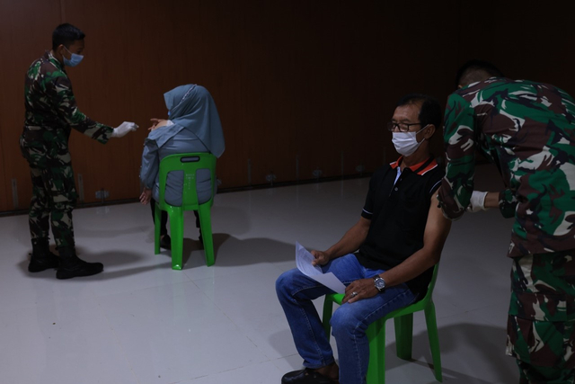 Warga Banda Aceh saat menerima vaksin COVID-19 pada pelaksanaan vaksinasi massal, Sabtu (5/6). Foto: Abdul Hadi/acehkini