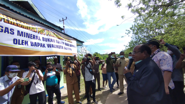 Wali Kota Sorong Lambert Jitmau didampingi KPK Satuan Tugas Koordinasi Supervisi Pencegahan Wilayah V dan Kementerian Lintas Sektor, resmikan Pos Penjagaan Satgas Mineral Bukan Logam dan Batuan, Senin (7/6), foto: Yanti/Balleo News