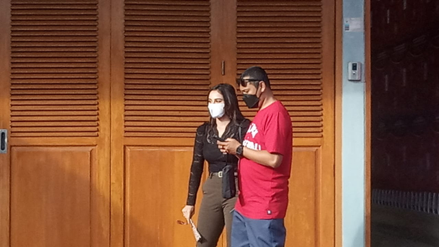 Nora Alexandra di depan Lapas Kerobokan Selasa (08/06/21) - WIB