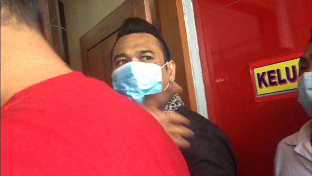 I Gede Aryastina alias Jerinx SID saat keluar Lapas Kerobokan Klas II A, Denpasar, Bali, Selasa (8/6). Foto: Denita BR Matondang/kumparan