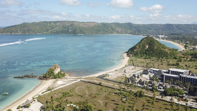 Foto udara destinasi wisata Pantai Mandalika di Kawasan Ekonomi Khusus (KEK) Mandalika, Desa Kuta, Kecamatan Pujut, Praya, Lombok Tengah, NTB. Foto: ANTARA FOTO/Ahmad Subaidi