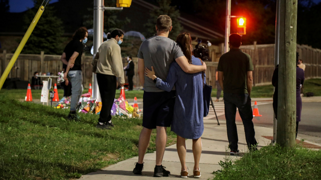 Orang-orang berkumpul di TKP di mana seorang pria mengendarai truk pickup melompati trotoar dan menabrak sebuah keluarga Muslim, di London, Ontario, Kanada (7/6). Foto: Carlos Osorio/REUTERS