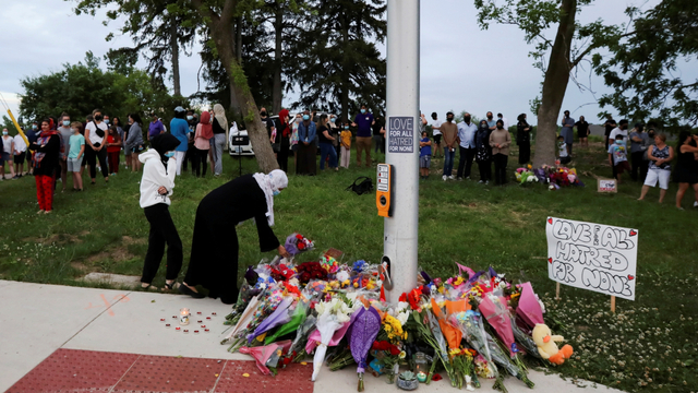 Orang-orang berkumpul di TKP di mana seorang pria mengendarai truk pickup melompati trotoar dan menabrak sebuah keluarga Muslim, di London, Ontario, Kanada (7/6). Foto: Carlos Osorio/REUTERS