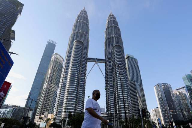 Suasana jalanan sepi selama penerapan lockdown di Kuala Lumpur, Malaysia. Foto: Lim Huey Teng/REUTERS