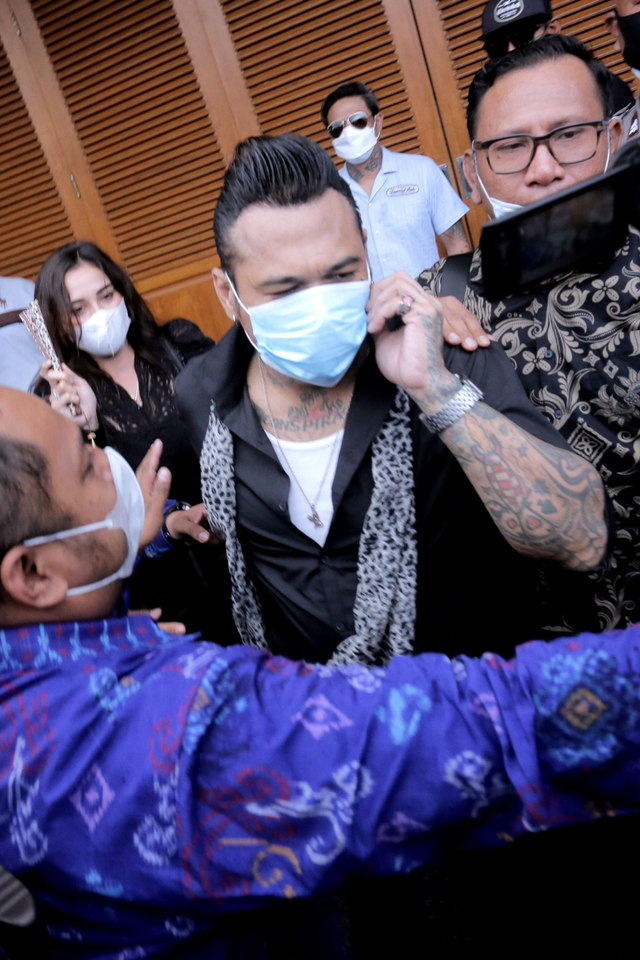 I Gede Ari Astina alias Jerinx (tengah) berjalan meninggalkan Lapas Kerobokan, Bali, Selasa (8/6/2021). Foto: Rani Rachmania/ANTARA FOTO