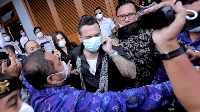I Gede Ari Astina alias Jerinx (tengah) berjalan meninggalkan Lapas Kerobokan, Bali, Selasa (8/6/2021). Foto: Rani Rachmania/ANTARA FOTO