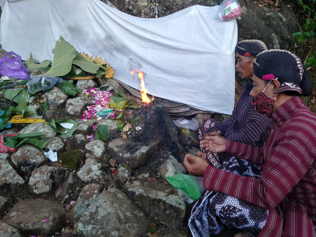 Upacara Adat Nyadran Gunung Genthong yang dilakukan warga Ngalang, Gedangsari, Gunungkidul, Selasa (8/6/2021). Foto: Erfanto/Tugu Jogja