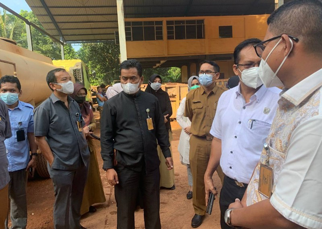 Tim Pansus LKPJ Wali Kota Saat meninjau armada tidak layak jalan di TPA Punggur.