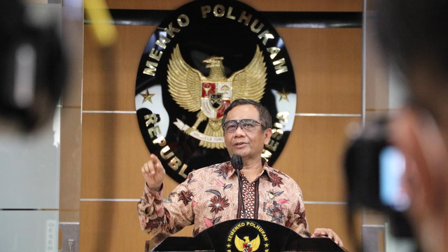 Menko Polhukam Mahfud MD saat konferensi pers terkait revisi UU ITE, Selasa (8/6).
 Foto: Humas Kemenko Polhukam