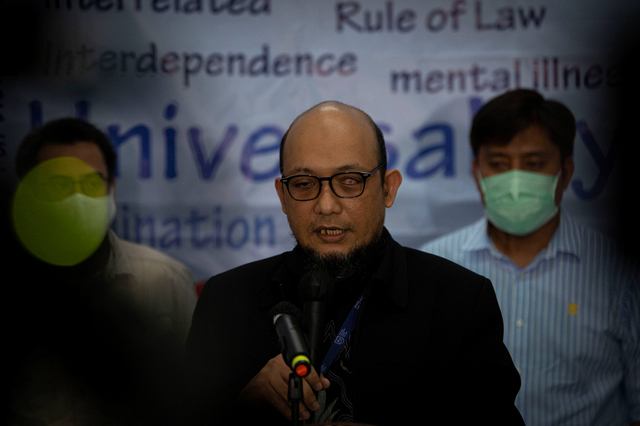 Novel Baswedan (tengah) dan sejumlah perwakilan pegawai yang tak lolos TWK memberikan keterangan kepada wartawan di Kantor Komnas HAM, Jakarta. Foto: Aditya Pradana Putra/Antara Foto