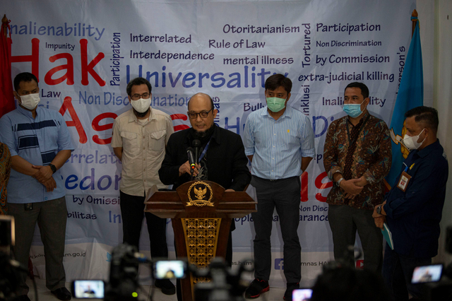 Novel Baswedan (ketiga kiri) dan sejumlah perwakilan pegawai yang tak lolos TWK memberikan keterangan kepada wartawan di Kantor Komnas HAM, Jakarta. Foto: Aditya Pradana Putra/Antara Foto