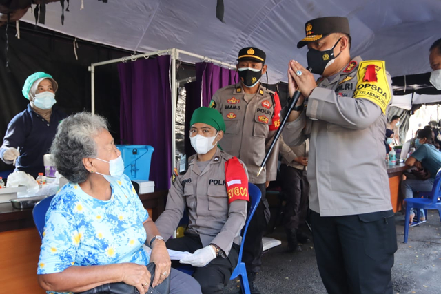 Salah satu lansia di Kalteng saat divaksin dan disaksikan oleh Kapolda Kalteng Irjen Pol Dedi Prasetyo.