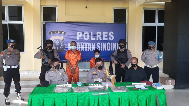 KAPOLRES Kuantan Singingi (Kuansing), Riau, AKBP Hengky Poerwanto, saat ekspose pasutri sadis membunuh keponakan, Selasa (8/6/2021). 