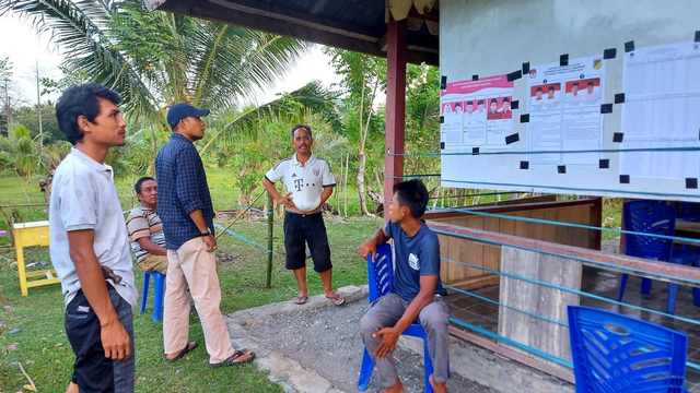 Pemerintah Desa Sampaka, Kecamatan Bualemo, Kabupaten Banggai saat mengecek persiapan pencoblosan di salah satu TPS di Kabupaten Banggai, Sulteng pada Pilkada 2020. Foto: Alisan/PaluPoso