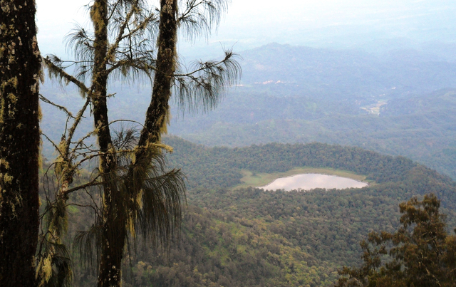Danau Taman Idup tampak semakin misterius, terlihat dari atas jalur pendakian puncak Arca. Foto: Harley Sastha