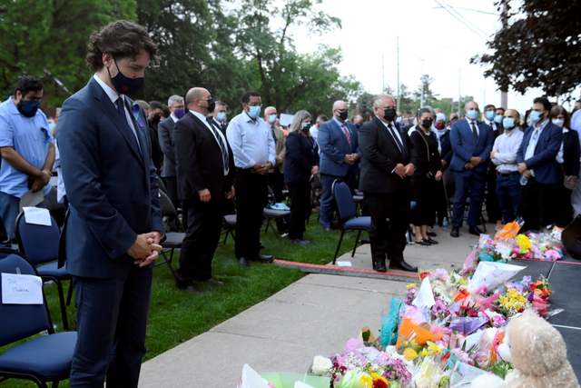 Perdana Menteri Kanada Justin Trudeau mengheningkan cipta di luar Masjid Muslim London, di London, Ontario, Kanada, Selasa (8/6). Foto: Nathan Denette/Pool via REUTERS 
