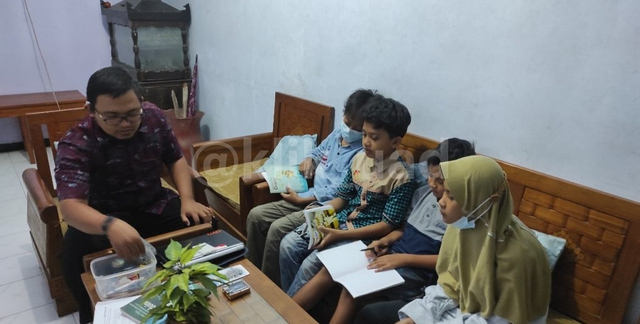 Dosen PVTE UAD sedang menjelaskan tentang teknologi Internet of Things (IoT) untuk anak-anak di Padukuhan Ngireng Ireng, Kalurahan Panggungharjo, Sewon, Bantul.