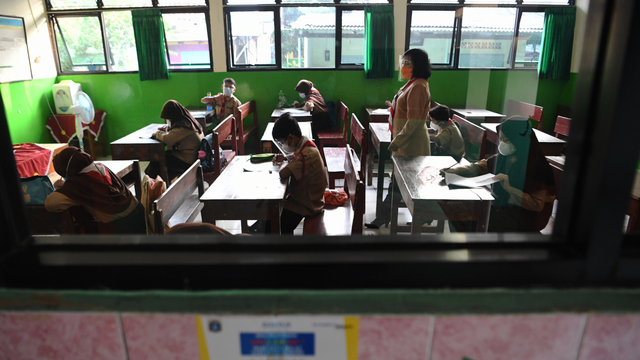 Suasana uji coba pembelajaran tatap muka tahap 2 di SDN Kebayoran Lama Selatan 17 Pagi, Jakarta, Rabu (9/6/2021). Foto: Hafidz Mubarak A/ANTARA FOTO