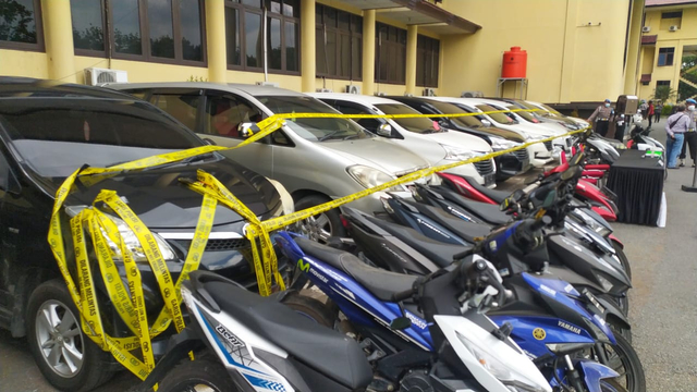 Deretan barang bukti penggelapan mobil rental dan pencurian sepeda motor di Polda Kalbar. Foto: Dok Hi!Pontianak 