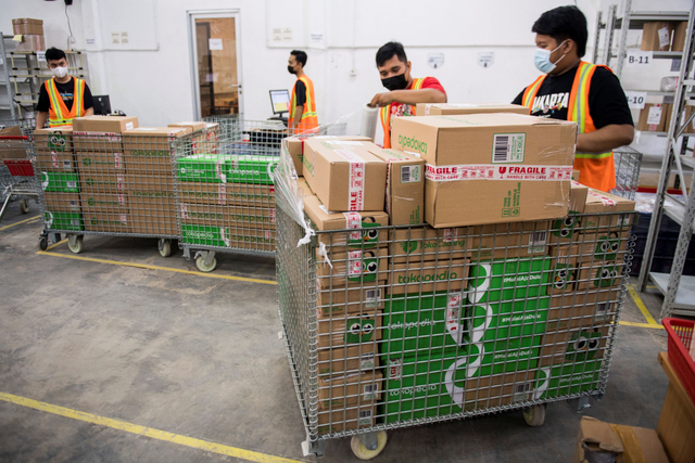 Pekerja menyelesaikan pengemasan paket Tokopedia di Titipaja Warehouse, Jakarta. Foto: M Agung Rajasa/Antara Foto