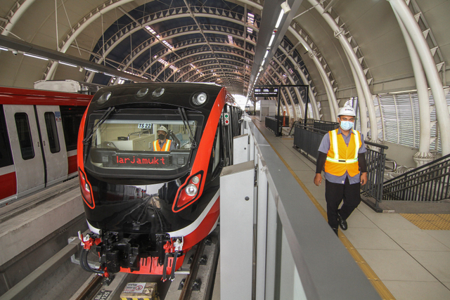 Petugas mengecek kereta di Stasiun LRT TMII, Jakarta, Rabu (9/6/2021). Foto: Asprilla Dwi Adha/Antara Foto