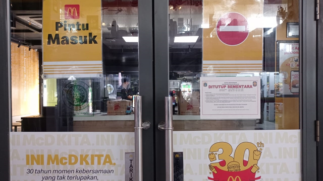 McDonald's Stasiun Gambir ditutup sementara karena antrean pembeli BTS Meal, Rabu (9/6).  Foto: Dok. Istimewa