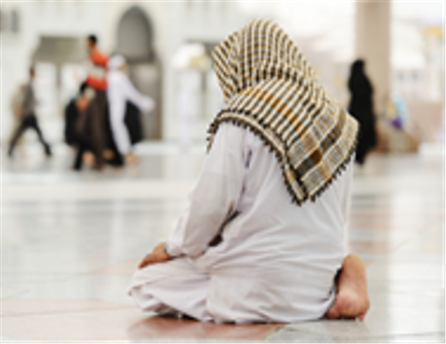 Duduk diantara dua sujud adalah salah satu dari gerakan shalat. https://www.freepik.com/