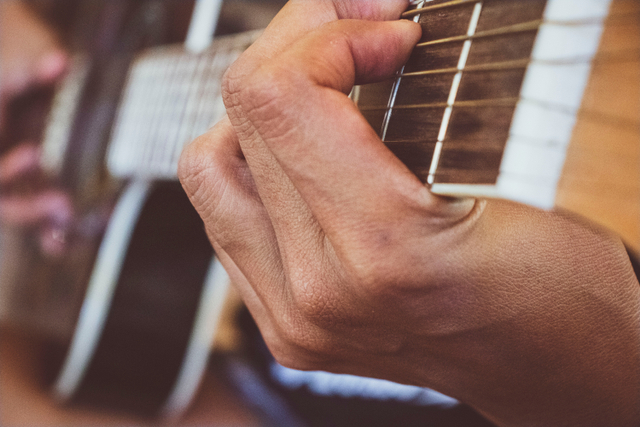 Ilustrasi belajar chord gitar. Sumber: unsplash.com