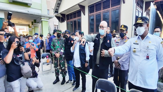 Ketua KPU RI Ilham Saputra bersama forkopimda meninjau TPS 07 Kelurahan Pemurus Dalam, Kota Banjarmasin. Foto: Firman/ANTARA