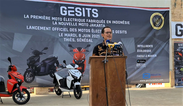 Dubes LBBP RI Dakar Dindin Wahyudin saat peluncuran motor listrik anak bangsa GESITS di Senegal, Afrika Barat, Selasa (8/6). Foto: KBRI Dakar