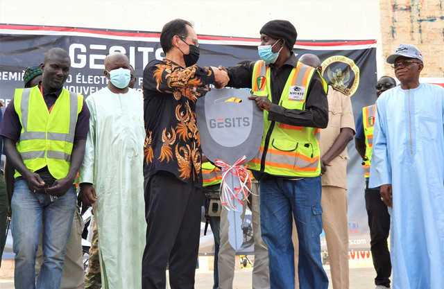 Motor listrik anak bangsa GESITS resmi mengaspal di Senegal, Afrika Barat, Selasa (8/6). Foto: KBRI Dakar